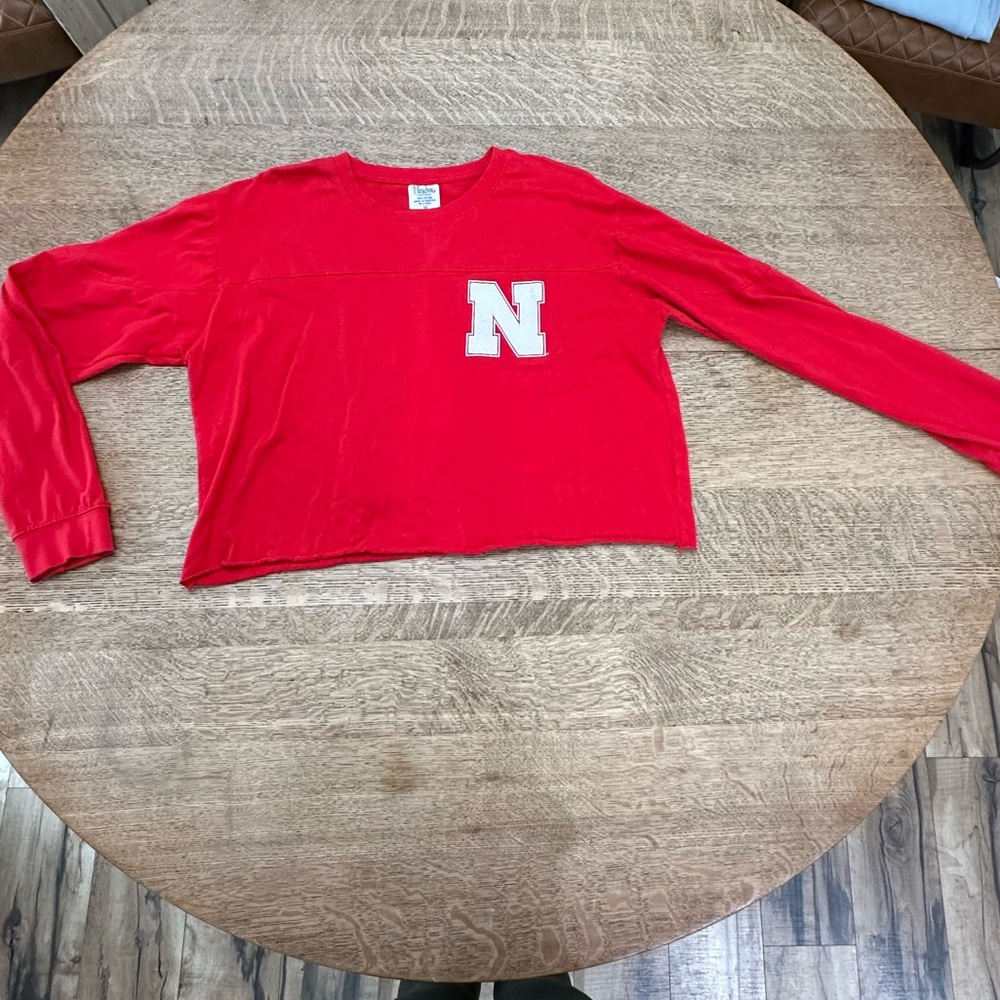 Pressbox Nebraska Huskers Cornhuskers Cropped Oversized Rolled Hem Top Shirt med